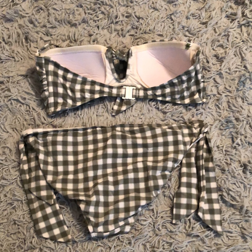 Bikini - Picture 2 of 2
